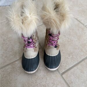 Sorel Joan of arctic boots size 4 girls cream and lavender